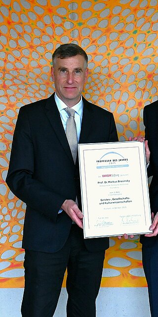 Prof. Dr. Ralph Schneider (rechts) überreichte Prof. Dr. Markus Bresinsky die offizielle Urkunde für den 3. Platz im Wettbewerb „Professor des Jahres 2025“. Foto: OTH Regensburg/Simone Grebler