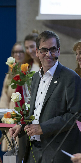 Prof. Dr. Ralph Schneider, Präsident der OH Regensburg, führte durch den Abend der Auszeichnungen. Foto: OTH Regensburg/Florian Hammerich