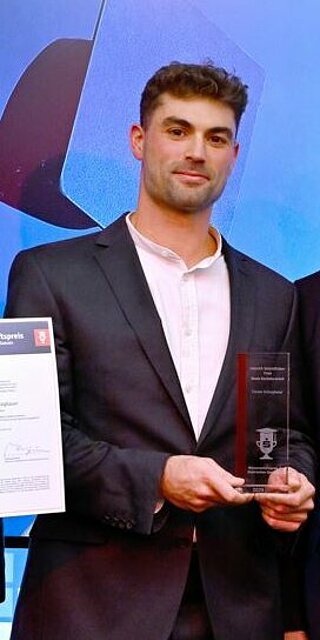 Florian Schlagbauer (2. von links) freut sich in München über die Auszeichnung für die beste Bachelorarbeit. Foto: Astrid Schmidhuber