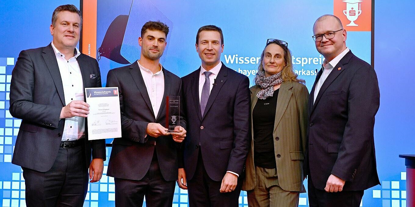 Florian Schlagbauer (2. von links) freut sich in München über die Auszeichnung für die beste Bachelorarbeit. Foto: Astrid Schmidhuber