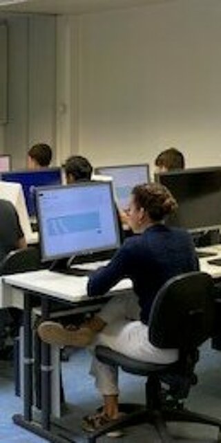 Digitale Prüfungsformate bieten nicht nur organisatorische Vorteile, sie leisten auch einen Beitrag zur Internationalisierung der Lehre. Foto: Lucie Eireiner