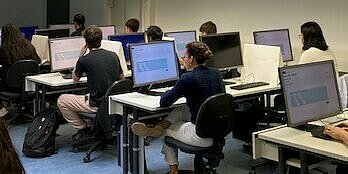 Digitale Prüfungsformate bieten nicht nur organisatorische Vorteile, sie leisten auch einen Beitrag zur Internationalisierung der Lehre. Foto: Lucie Eireiner
