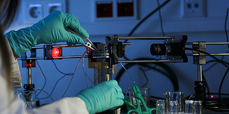 Umweltsensorik Experiment mit Handschuhen