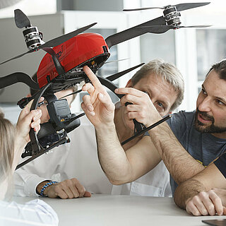 Studierende untersuchen Modell-Hubschrauber