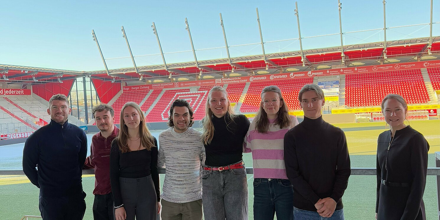 Gruppenfoto in einem Fußballstadion