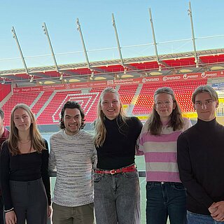 Gruppenfoto in einem Fußballstadion