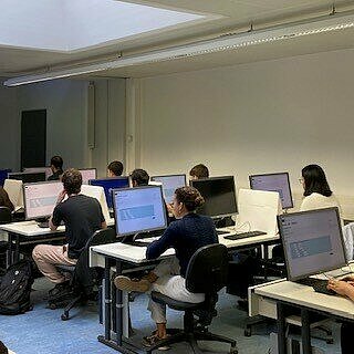 Digitale Premiere im DaF-Bereich: Erstmals wurden im Rahmen der Ferienkurse des Willkommensprogramms an der OTH Regensburg elektronische Sprachprüfungen auf den Niveaustufen A1 und B1 erfolgreich durchgeführt.