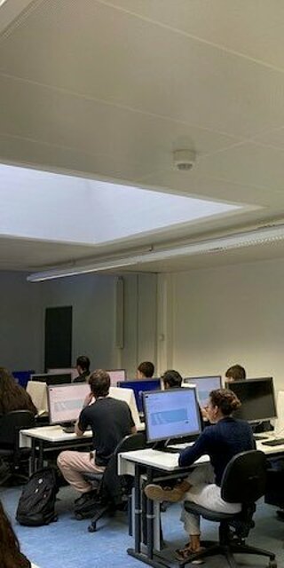 Digitale Premiere im DaF-Bereich: Erstmals wurden im Rahmen der Ferienkurse des Willkommensprogramms an der OTH Regensburg elektronische Sprachprüfungen auf den Niveaustufen A1 und B1 erfolgreich durchgeführt.